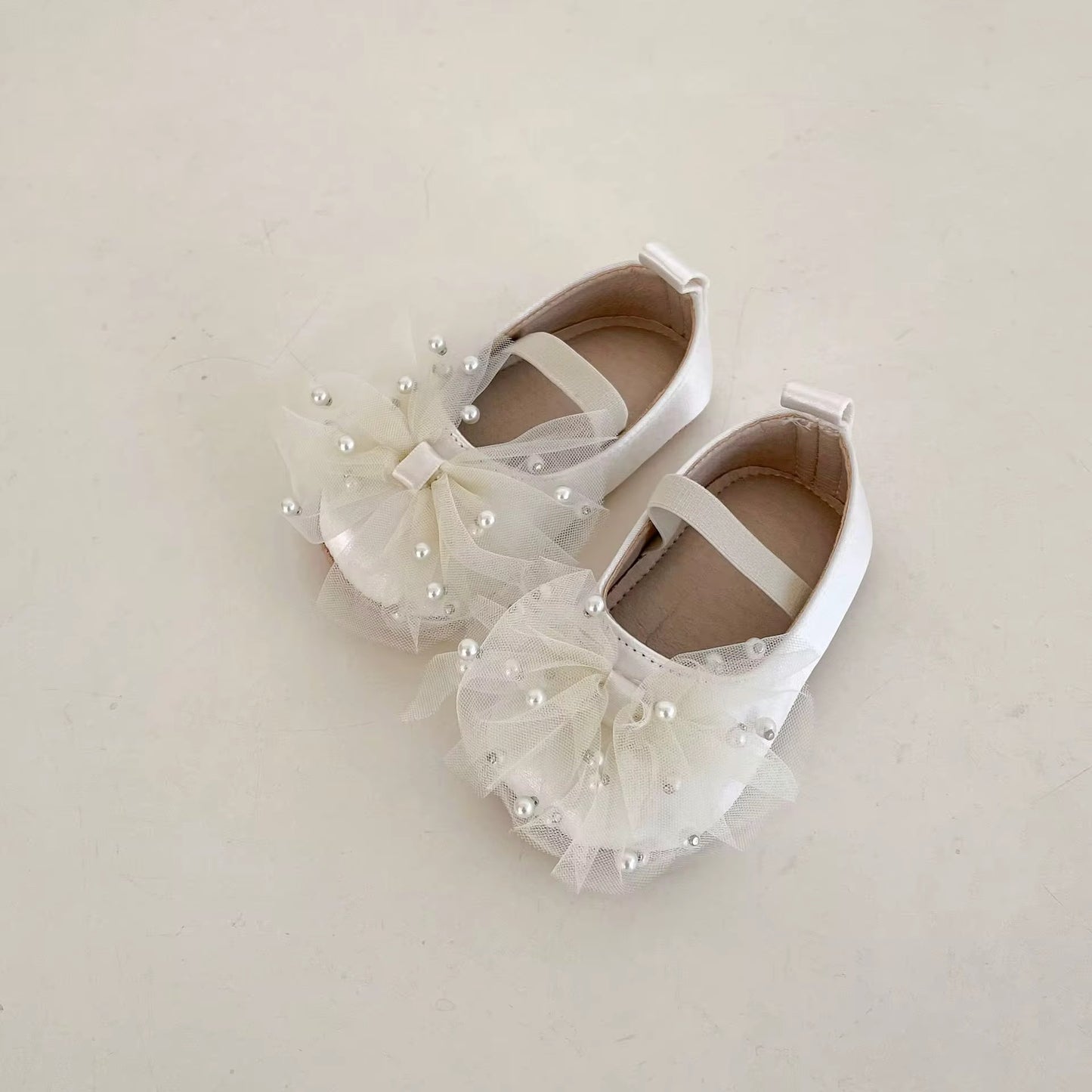 Pearl bow shoes