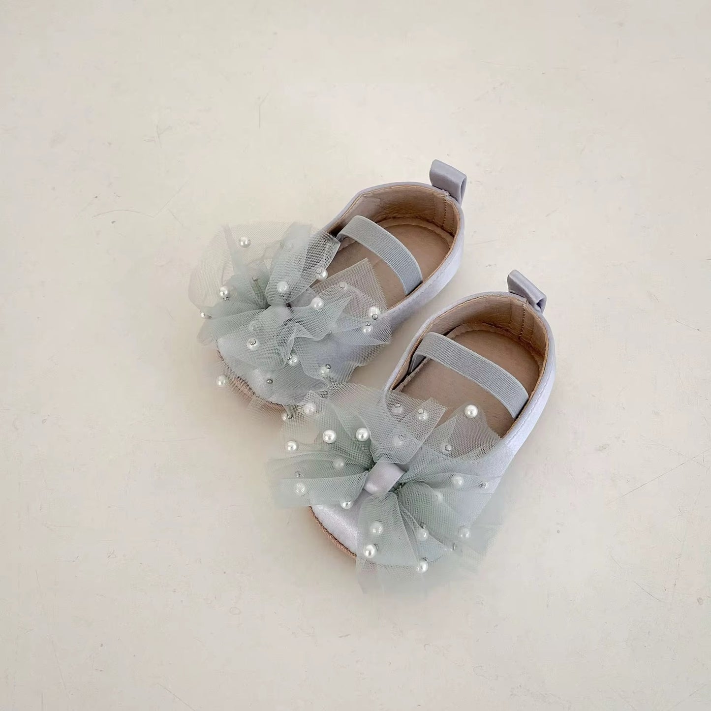 Pearl bow shoes