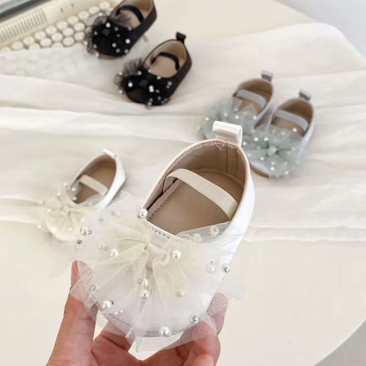 Pearl bow shoes